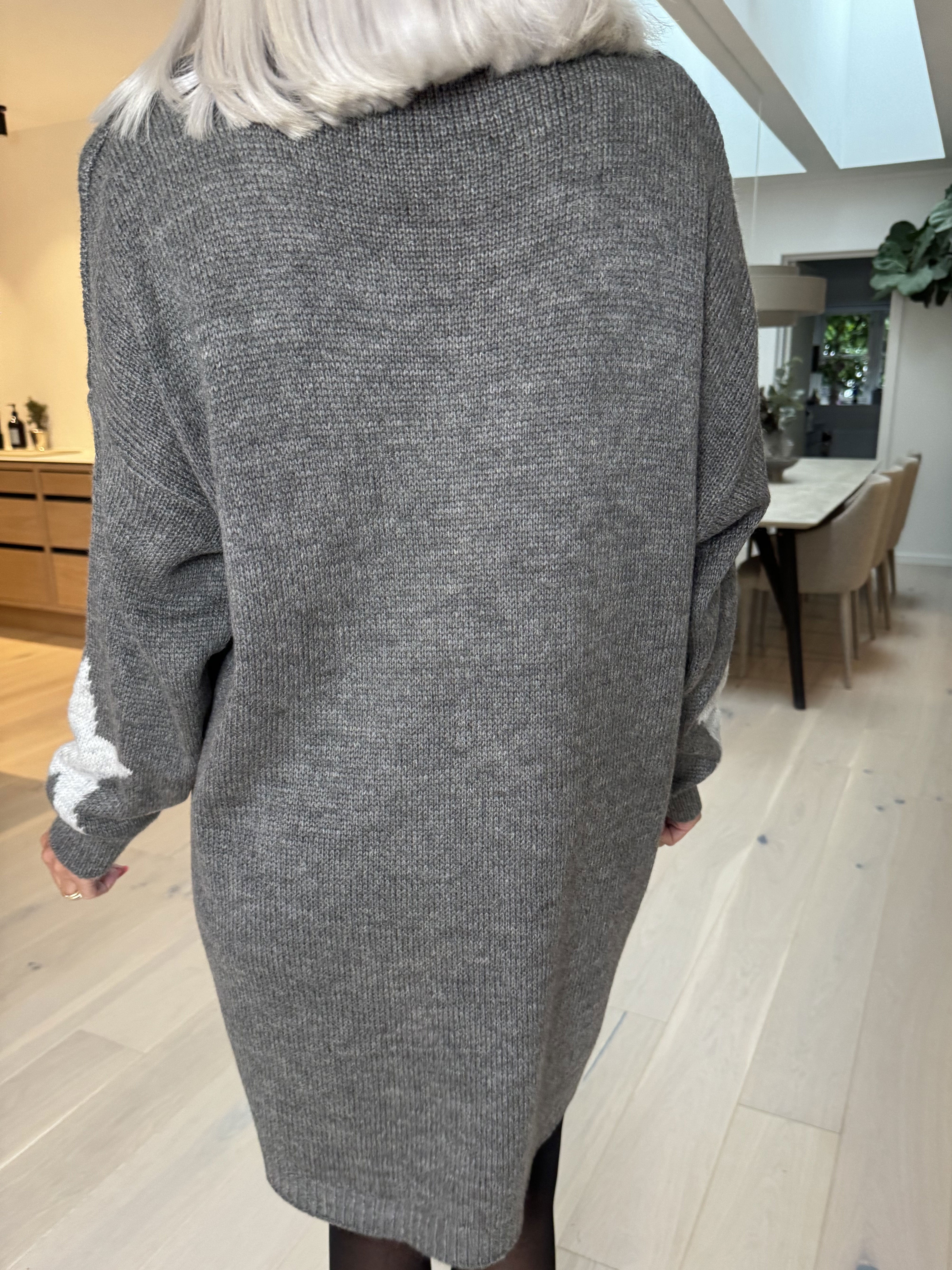 Zaria - Strikkjole med stjerner og v-udskæring